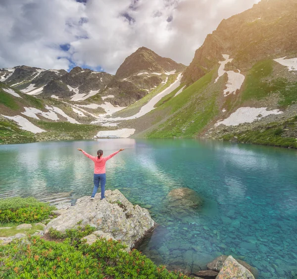 山の中でコーカサスDukka湖の風景 女性は山岳性を楽しむ 感情的で旅行リラックスしたシーン — ストック写真