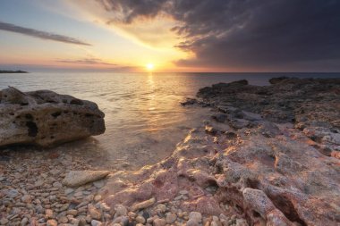 Deniz kıyısında güzel gün batımı. Doğa deniz manzarası kompozisyonu.
