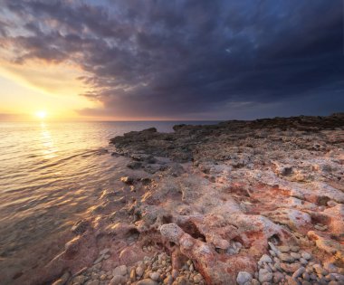 Deniz kıyısında güzel gün batımı. Doğa deniz manzarası kompozisyonu.