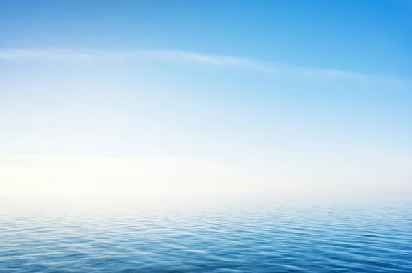 Modrá Obloha Nad Mořem Nebo Hladinou Oceánu Příroda Pozadí Scéna — Stock fotografie