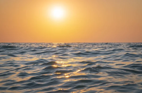 Havsvågor Låg Vinkel Solnedgången Vacker Natur Sammansättning — Stockfoto