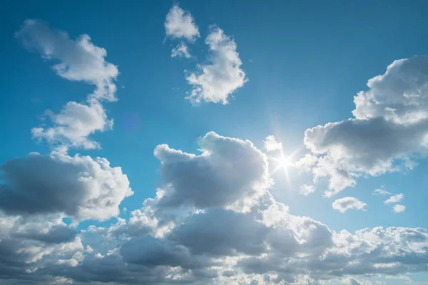 Diepblauwe Lucht Zomerzon Natuurlijke Lucht — Stockfoto