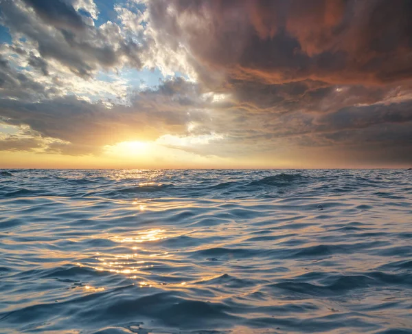 海の波はクローズ アップ 低視野角 日没のショット 美しい自然成分を使用 デザインの要素 — ストック写真