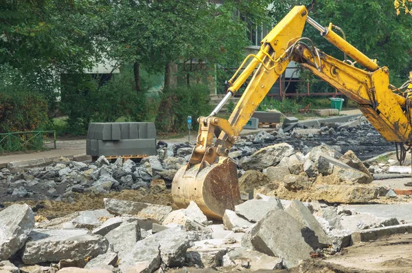 Excavator Demolishing Old Asphalt Road Town Repair Work — Stock Photo, Image