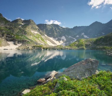 Kafkaslar 'ın güzel yaz manzarası. Arkasar Dukka Arkhyz köyü yakınlarında göller. Gün batımı dağ manzarası.