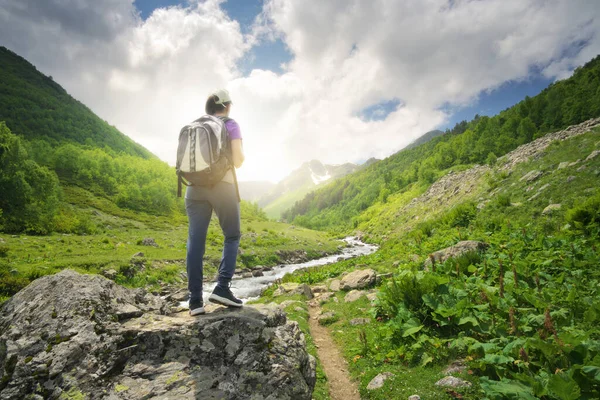 Genç Kadın Dağ Vadisini Seyretmekten Hoşlanıyor Doğa Manzarası — Stok fotoğraf