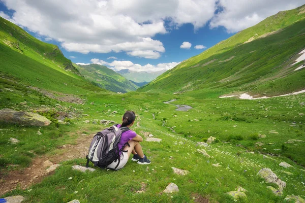 Mujer Joven Sentada Hierba Disfruta Vista Montaña Valle Naturaleza Paisaje — Foto de Stock