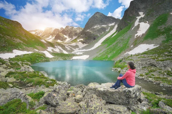 Bela Paisagem Verão Montanha Cáucaso Jovem Turista Goza Natureza Montesa — Fotografia de Stock