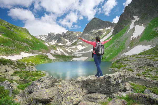 コーカサス山脈の美しい夏の風景 若い女性の観光客は山の自然を楽しむ — ストック写真
