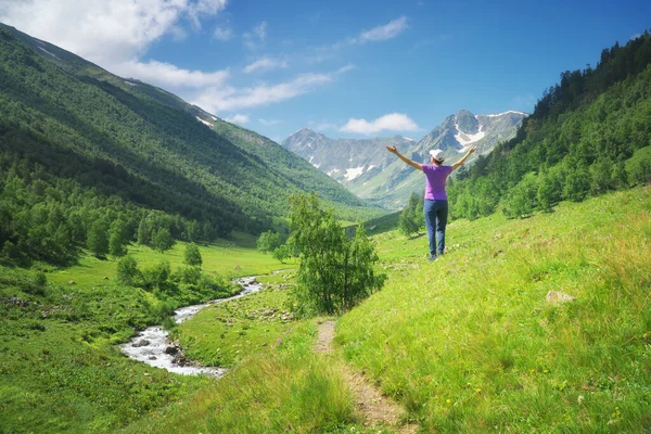 Genç Kadın Gündüz Dağ Vadisini Seyretmekten Hoşlanıyor Nsanlar Doğa Sahnesi — Stok fotoğraf