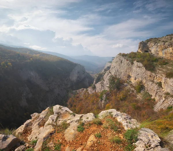 Dağ Doğa Manzarası Sonbaharda Kayalıklar — Stok fotoğraf