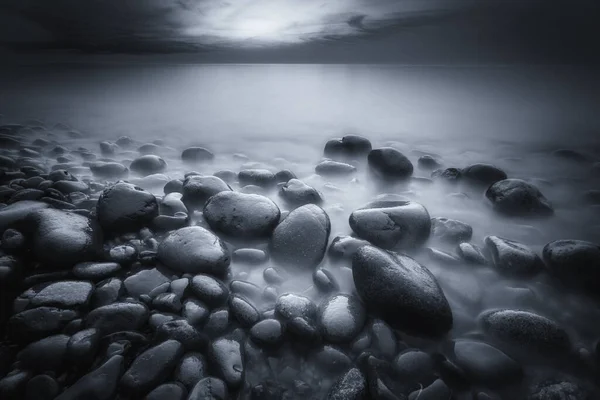 黑色和白色海景 单色自然组成 — 图库照片