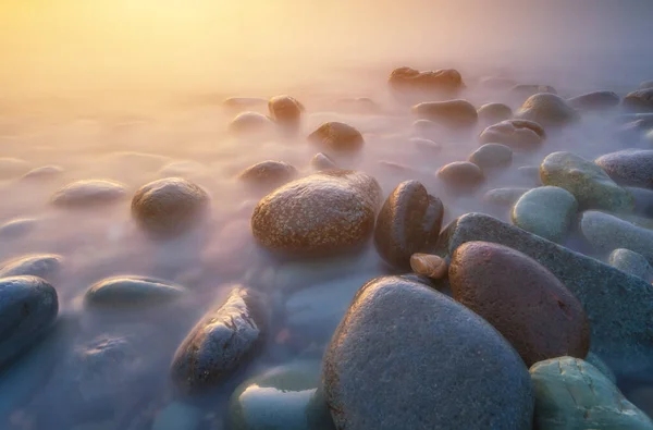 海の石の海岸に夕日 美しい海の自然構成 — ストック写真