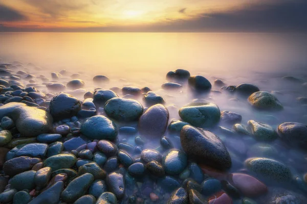 海の石の海岸に夕日 美しい海の自然構成 — ストック写真