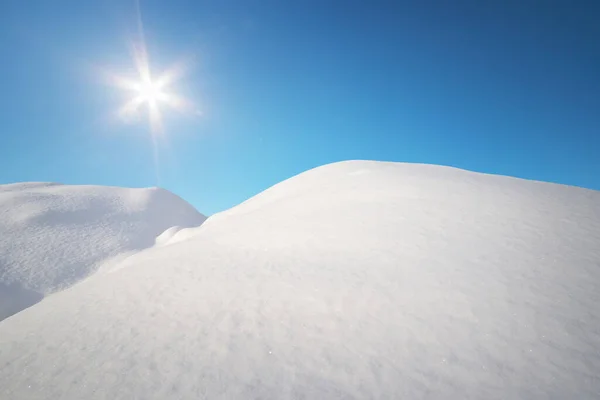 Śnieżne Wzgórza Błękitne Słoneczne Niebo Zimowy Skład Przyrody — Zdjęcie stockowe
