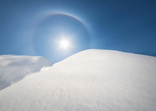 Снежные Холмы Глубокое Солнечное Небо Зимняя Природа — стоковое фото