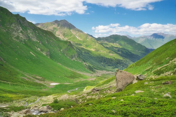 緑の夏の山の谷の日 自然景観 — ストック写真