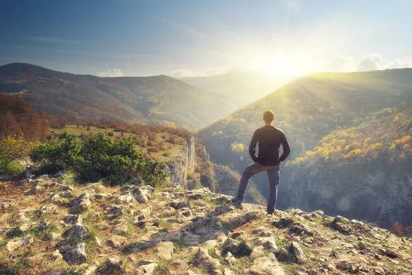 山と太陽の輝きの男 自然と人 — ストック写真