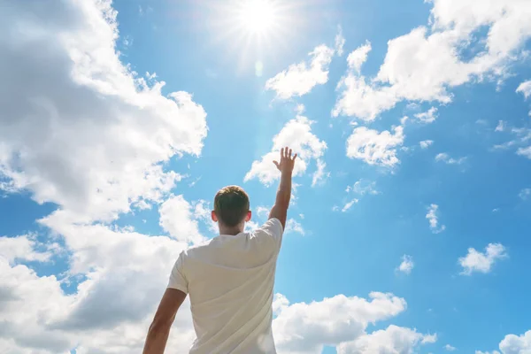 男は空に向かって努力する 精神的 感情的な場面 — ストック写真