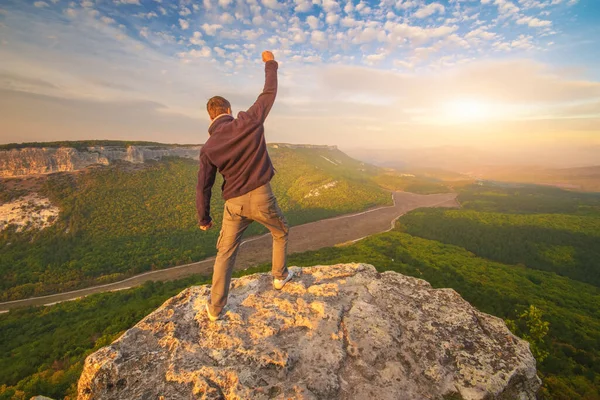 Чоловік Стоїть Вершині Скелі Піднятою Рукою — стокове фото