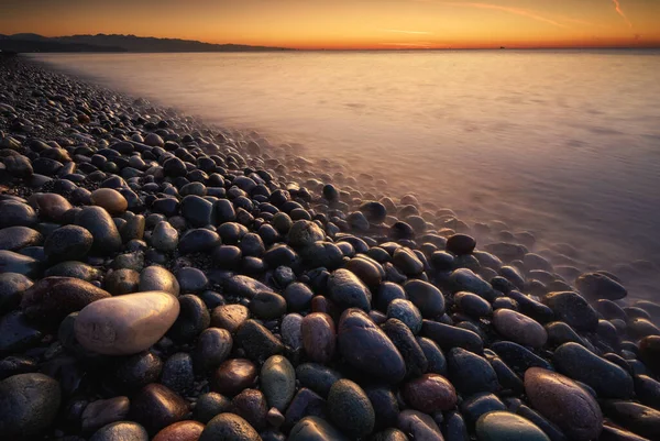 美丽的海景自然构图 海滨石头上的圆形岩石 — 图库照片