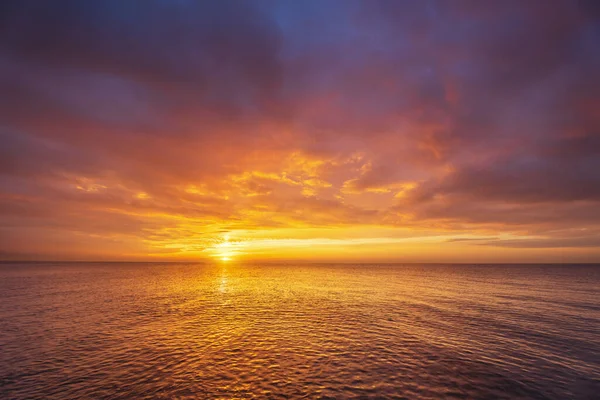 ดวงอาท ตกด นบนทะเล การประกอบพ นหล งธรรมชาต สวยงาม — ภาพถ่ายสต็อก