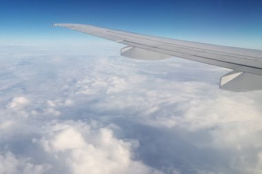 Dağ sırası ve gündüz mavi gökyüzünde beyaz bulutlar. Yukarıdan görünüm.