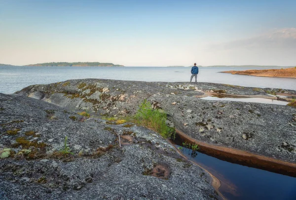 Person Vid Ladogasjön Vacker Natur Compositon Stockbild