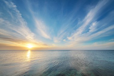 Günbatımında gökyüzü. Doğanın bileşimi.