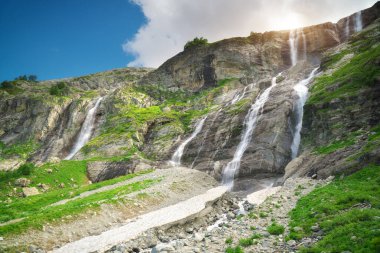 Gün içinde dağda şelale. Doğa labirenti.