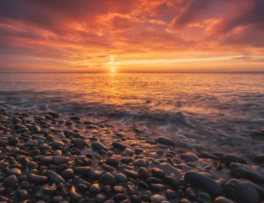 Denizde gün batımı. Güzel doğa arkaplan bileşimi.