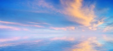 Gökyüzü arka planı ve su yansıması. Tasarım elementi.