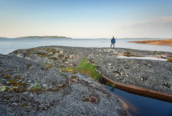 Person Vid Ladogasjön Vacker Natur Compositon Stockfoto
