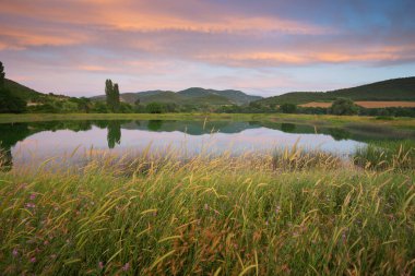 Gün batımında dağda göl. Doğa bileşimi.
