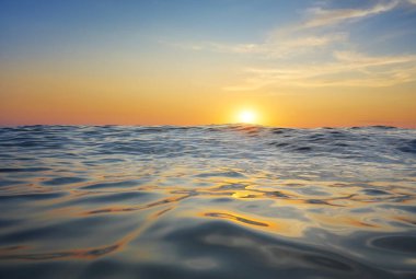 Deniz dalgaları alçak açı, günbatımı görüntüsü. Güzel doğa kompozisyonu. Tasarım elementi.