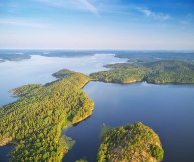 Gün batımında göl kenarında bir ada, hava manzaralı. Doğa yapısı bileşimi.