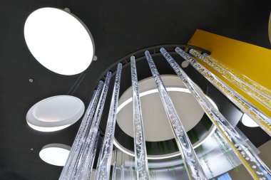 Tavanda yuvarlak lambalar. Tasarım elementi.