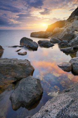 Güzel deniz manzaralı gün batımı doğa kompozisyonu. - Doğanın bileşimi.
