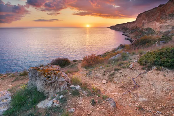 Güzel bahar doğası ve deniz manzarası gün batımında. Doğa bileşimi.