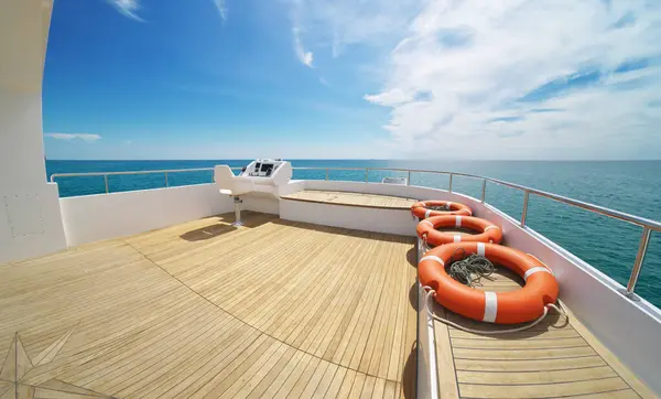Yacht Flybridge Öppet Däck Modernt Och Lyxigt Utrustat Begreppet Livsstilsfrihet Royaltyfria Stockbilder