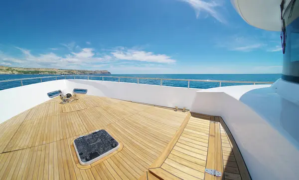 游艇天桥敞篷甲板 配备现代豪华设备 生活方式自由概念 图库图片