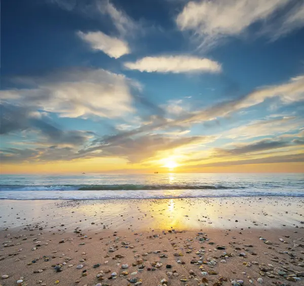Zand Rotsen Aan Zee Bij Zonsondergang Natuur Samenstelling Stockafbeelding