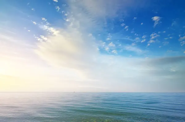 Meer Und Himmel Hintergrund Bei Tag Zusammensetzung Der Natur lizenzfreie Stockbilder