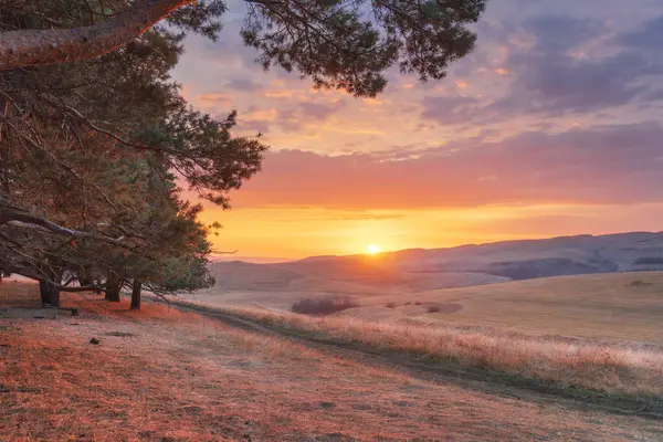 山の谷の日の出のパノラマビュー 自然の風景 ストック画像