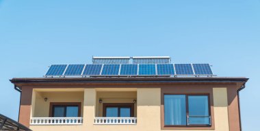 Evin çatısındaki güneş paneli. Teknoloji güneş sistemi. 