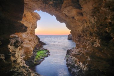 Ana yelkeni içi. Güzel doğa deniz manzarası kompozisyon.