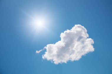 Mavi gökyüzü ve güzel bulut güneş parlar. Doğa sahne kompozisyon.