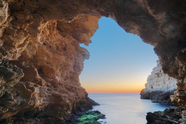 Ana yelkeni içi. Güzel doğa deniz manzarası kompozisyon.