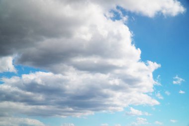 Derin mavi gökyüzü ve güzel bulut. Doğa sahnesi bileşimi.