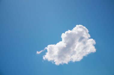 Mavi gökyüzü ve güzel bulut güneş parlar. Doğa sahne kompozisyon.